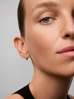 Pendientes de oro blanco de 18K con 16 diamantes en talla brillante con un total de 0,16 cts