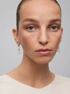 Pendientes de oro blanco de 18K con 52 diamantes en talla brillante con un total de 0,59 cts y 2 perlas akoya de 8,5 mm