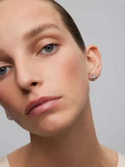 Pendientes de oro blanco de 18K con 62 diamantes en talla brillante con un total de 1,07 cts