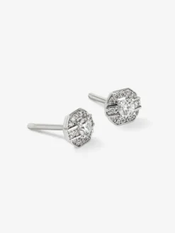 Pendientes de oro blanco de 18K con 2 diamantes centrales en talla brillante con un total de 0,2 cts y orla de 24 diamantes en talla brillante con un total de 0,1 cts