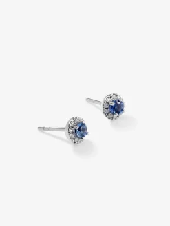 Pendientes de oro blanco de 18K con 2 zafiros azules en talla brillante de 0,28 cts y 20 diamantes en talla brillante con un total de 0,11 cts