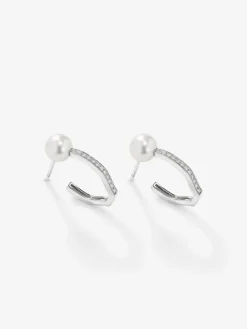 Pendientes de oro blanco de 18K con 2 perlas akoya y 24 diamantes en talla brillante con un total de 0,11 cts