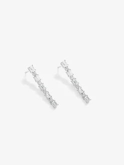 Pendientes de oro blanco de 18K con 10 diamantes en talla esmeralda con un total de 2,64 cts y 8 en talla brillante con un total de 0,35 cts