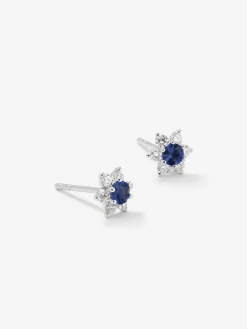 Pendientes de oro blanco de 18K con 2 zafiros azules en talla brillante con un total de 0,27 cts y 12 diamantes en talla brillante con un total de 0,32 cts