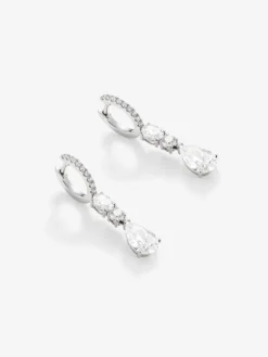 Pendientes de oro blanco de 18K con 2 diamantes en talla pera con un total de 3,06 cts y 22 en talla brillante con un total de  1,38 cts