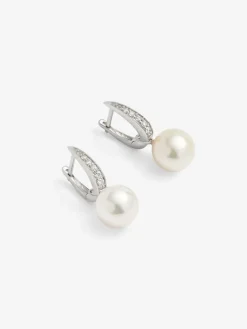 Pendientes de oro blanco de 18K con 2 perlas de 9,5mm y 10 diamantes en talla brillante con un total de 0,12 cts