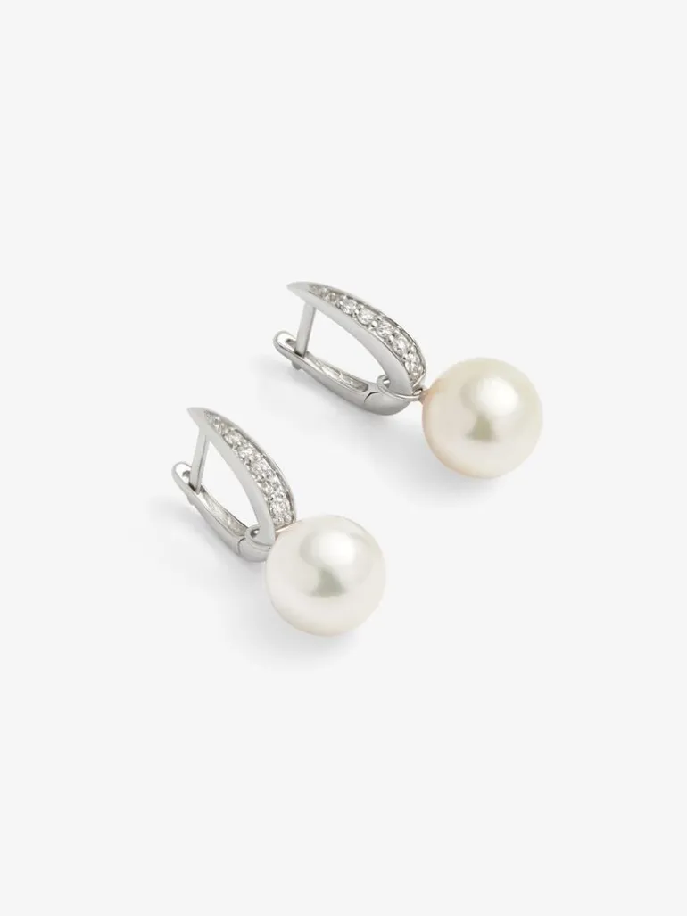 Pendientes de oro blanco de 18K con 2 perlas de 9,5mm y 10 diamantes en talla brillante con un total de 0,12 cts