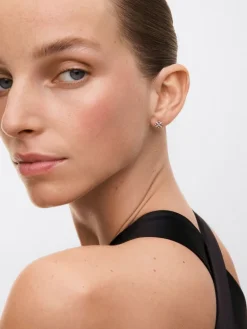 Pendientes de oro blanco de 18K con 26 diamantes en talla brillante con un total de 0,21 cts con forma de estrella