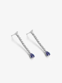 Pendientes de oro blanco de 18K con 2 zafiros azules en talla pera con un total de 0,9 cts y 24 diamantes en talla brillante con un total de 0,43 cts