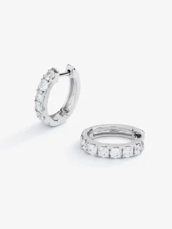 Pendientes de oro blanco de 18K con 12 diamantes en talla brillante con un total de 0,96 cts