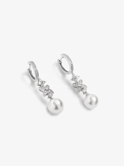Pendientes de oro blanco de 18K con 52 diamantes en talla brillante con un total de 0,59 cts y 2 perlas akoya de 8,5 mm