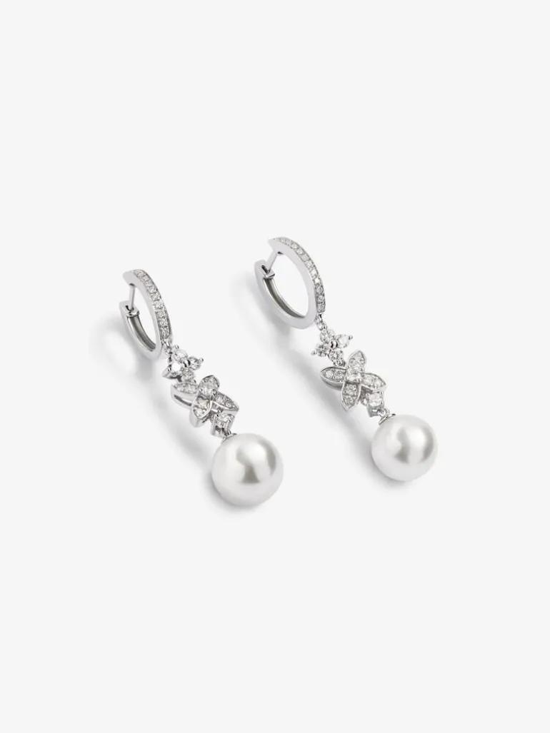 Pendientes de oro blanco de 18K con 52 diamantes en talla brillante con un total de 0,59 cts y 2 perlas akoya de 8,5 mm