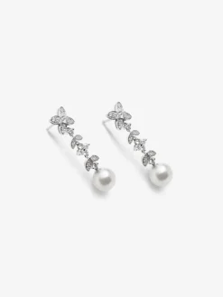 Pendientes de oro blanco de 18K con 62 diamantes en talla brillante con un total de 0,99 cts y 2 perlas akoya de 8,5 mm