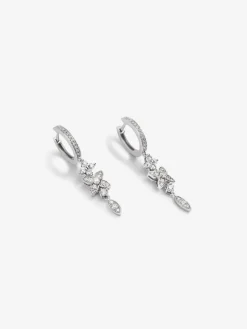 Pendientes de oro blanco de 18K con 58 diamantes en talla brillante con un total de 0,76 cts