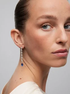 Pendientes de oro blanco de 18K con zafiros azules en talla pera de 2,63 cts y diamantes blancos en talla brillante de 2,12 cts