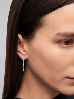 Pendientes de oro blanco de 18K con 2 diamantes en talla pera con un total de 0,21 cts y 18 en talla brillante con un total de 0,34 cts