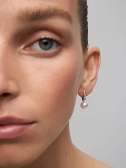 Pendientes de oro blanco de 18K con 2 perlas de 9,5mm y 10 diamantes en talla brillante con un total de 0,12 cts