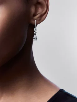 Pendientes de oro blanco de 18K con 2 diamantes en talla pera con un total de 3,06 cts y 22 en talla brillante con un total de  1,38 cts