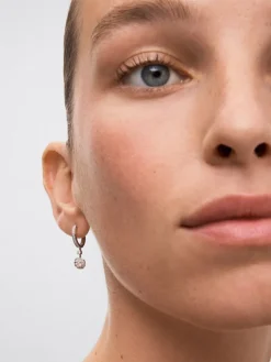 Pendientes de oro blanco de 18K con 52 diamantes en talla brillante con un total de 0,45 cts