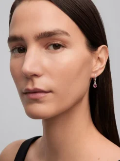 Pendientes de oro blanco de 18K con 2 rub&iacute;es rojos en talla oval de  2 cts y diamantes en talla brillante con un total de 0,40 cts