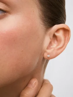 Pendientes de oro blanco de 18K con diamante solitario