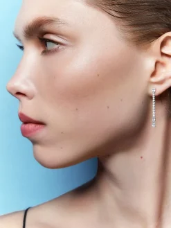 Pendientes de oro blanco de 18K con diamantes blancos en talla oval de 0,22 cts, talla brillante de 1 cts y talla pera de 0,74 cts