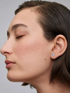 Pendientes de oro blanco de 18K con 2 zafiros azules con un total de 0,43 cts y 16 diamantes en talla brillante con un total de 0,44 cts en forma de estrella