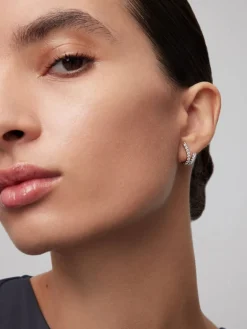 Pendientes de oro blanco de 18K con 32 diamantes en talla brillante con un total de 0,56 cts
