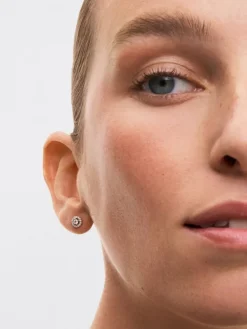 Pendientes de oro blanco de 18K con diamante solitario y orla de diamantes