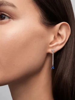 Pendientes de oro blanco de 18K con 2 zafiros azules en talla pera con un total de 0,9 cts y 24 diamantes en talla brillante con un total de 0,43 cts