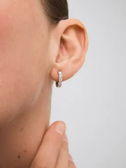 Pendientes de oro blanco de 18K con 12 diamantes en talla brillante con un total de 0,95 cts