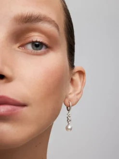 Pendientes de oro blanco de 18K con 52 diamantes en talla brillante con un total de 0,59 cts y 2 perlas akoya de 8,5 mm