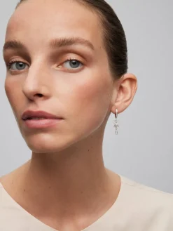 Pendientes de oro blanco de 18K con 58 diamantes en talla brillante con un total de 0,76 cts