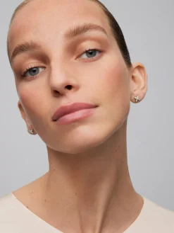 Pendientes de oro blanco de 18K con 30 diamantes en talla brillante con un total de 0,63 cts y 2 amatistas verdes en talla pera