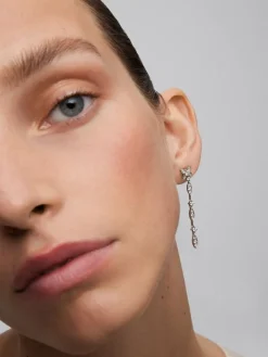 Pendientes de oro blanco de 18K con 44 diamantes en talla brillante con un total de 0,95 cts