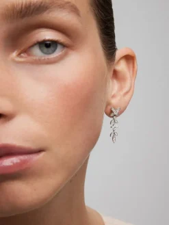 Pendientes de oro blanco de 18K con 62 diamantes en talla brillante con un total de 1,07 cts