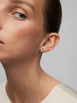 Pendientes de oro blanco de 18K con 62 diamantes en talla brillante con un total de 0,99 cts y 2 perlas akoya de 8,5 mm