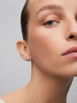 Pendientes de oro blanco de 18K con 30 diamantes en talla brillante con un total de 0,63 cts y 2 amatistas verdes en talla pera