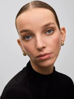 Pendientes gallonados de oro blanco y amarillo de 18K con pavé de diamantes en talla brillante con un total de 0,65 cts