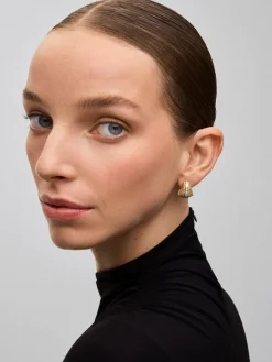 Pendientes gallonados de oro blanco y amarillo de 18K con pavé de diamantes en talla brillante con un total de 0,65 cts