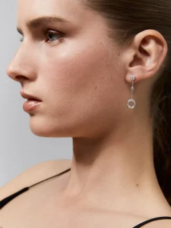 Pendientes largos de cadena de oro blanco de 18kt con motivos circulares con diamantes