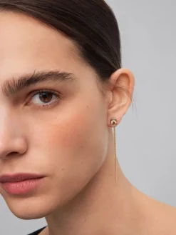 Pendientes largos de oro amarillo de 18K con diamantes blancos en talla brillante de 0,5 cts y forma de nudo