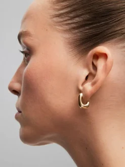 Pendientes medianos de aro de oro amarillo de 18K con diamantes en talla brillante de 0,05 cts