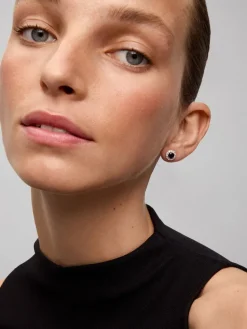 Pendientes orla de oro blanco de 18K con diamante negro y diamante blanco