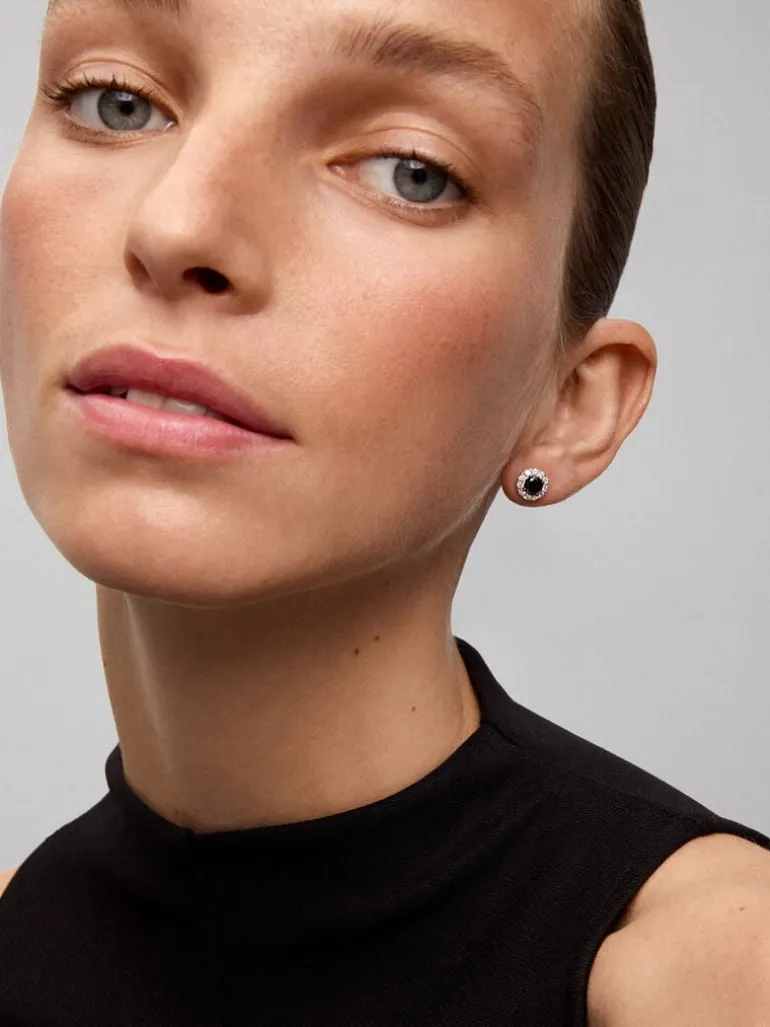 Pendientes orla de oro blanco de 18K con diamante negro y diamante blanco