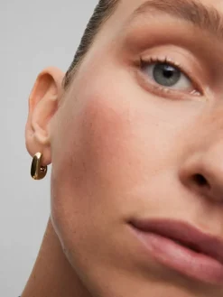 Pendientes peque&ntilde;os de aro de oro amarillo de 18K con diamantes en talla brillante de 0,05 cts