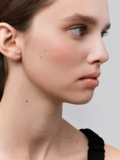 Pendientes solitarios de oro blanco de 18K con 2 diamantes en talla brillante con un total de 0,2 cts