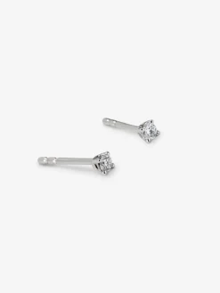Pendientes solitarios de oro blanco de 18K con 2 diamantes en talla brillante con un total de 0,06 cts