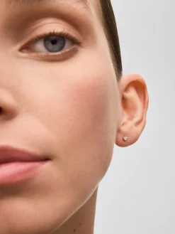 Pendientes solitarios de oro blanco de 18K con 2 diamantes en talla brillante con un total de 0,1 cts
