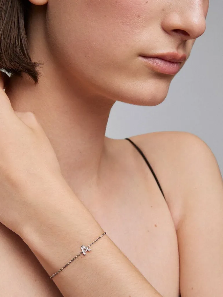 Pulsera cadena con inicial de oro blanco de 18K y diamantes